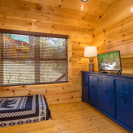 5Bd5B Escape Cabin With 2 Hottubs, Thtr &Game Rm,1Mi To The Parkway! 4Mi To Dollywood - Spring Deal Pigeon Forge Kültér fotó
