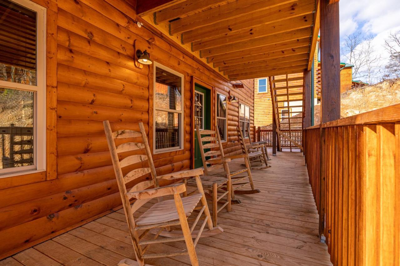 5Bd5B Escape Cabin With 2 Hottubs, Thtr &Game Rm,1Mi To The Parkway! 4Mi To Dollywood - Spring Deal Pigeon Forge Kültér fotó