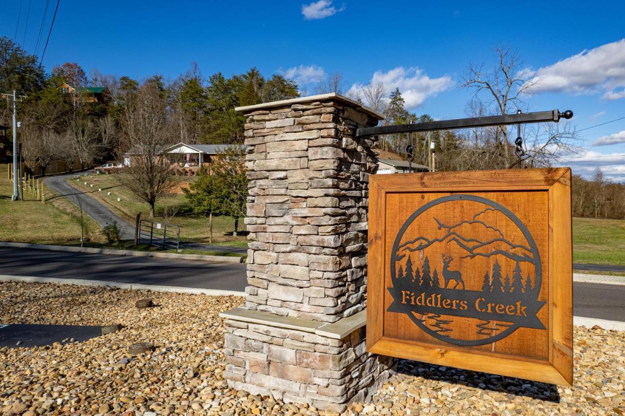 5Bd5B Escape Cabin With 2 Hottubs, Thtr &Game Rm,1Mi To The Parkway! 4Mi To Dollywood - Spring Deal Pigeon Forge Kültér fotó