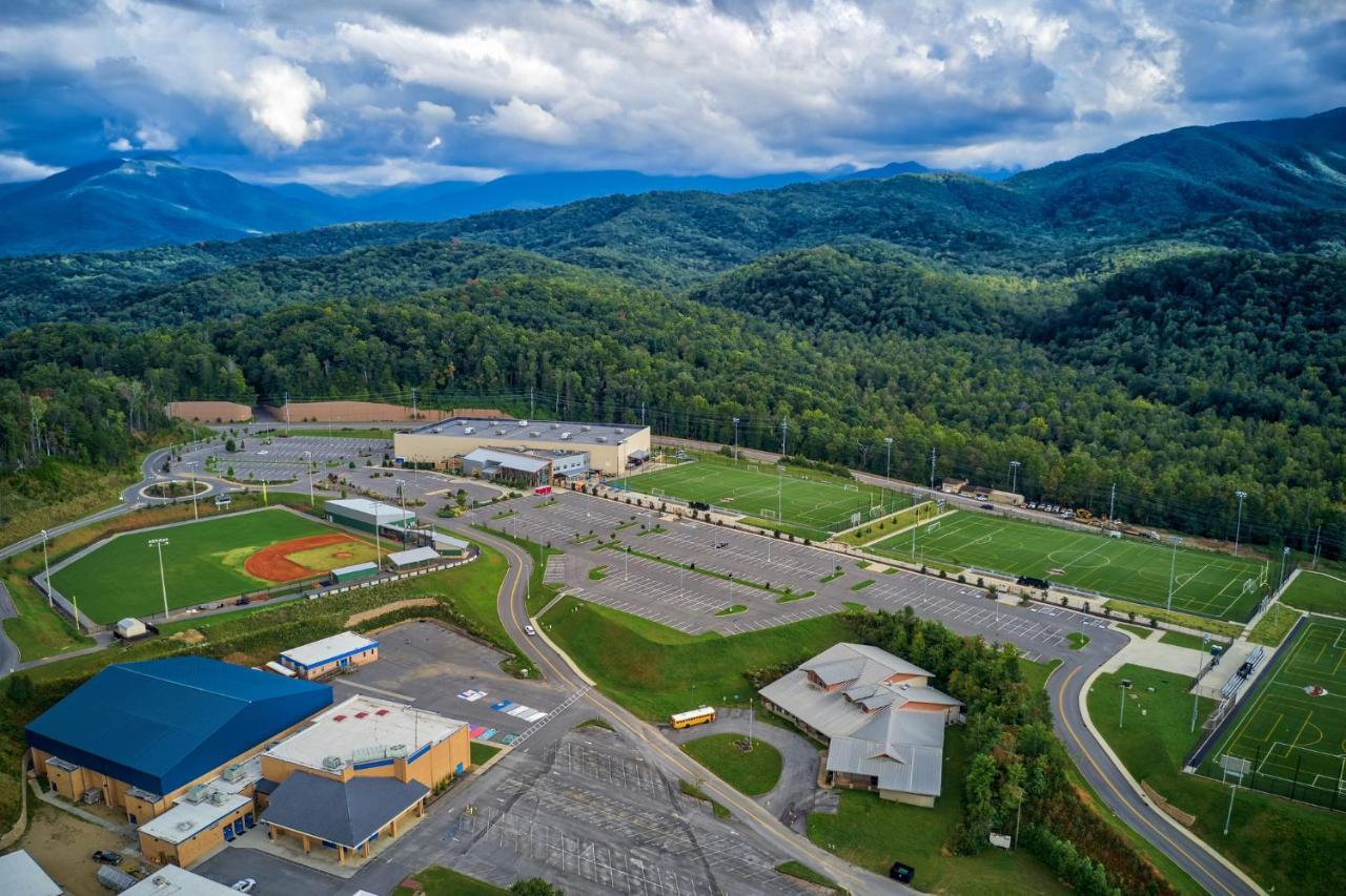 5Bd5B Escape Cabin With 2 Hottubs, Thtr &Game Rm,1Mi To The Parkway! 4Mi To Dollywood - Spring Deal Pigeon Forge Kültér fotó